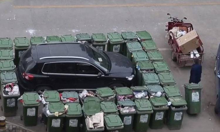 غلط جگہ پر گاڑی پارک کرنے کی انوکھی سزا