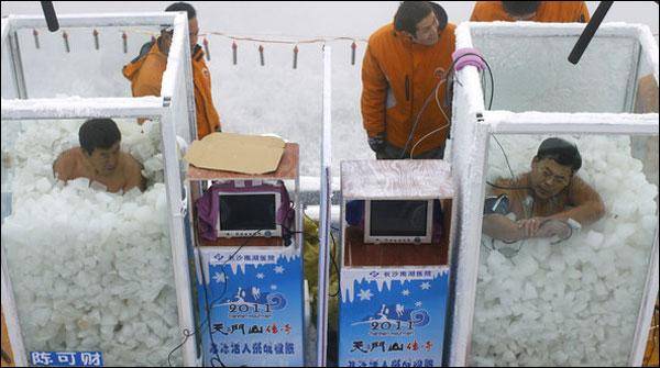 برف کے ایک ڈبے میں بیٹھنے کا نیا عالمی ریکارڈ 