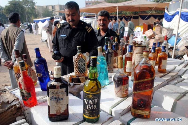 پاکستان میں دو کروڑ افراد شراب پینے کے عادی ہیں،وال سٹر یٹ جنرل