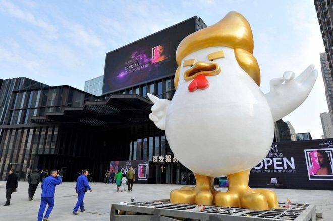 چین کو برہم کرنے کی سزا، ٹرمپ نما مرغ کا مجسمہ نصب کر دیا 