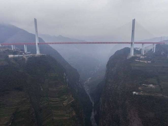 چین نے اتنی بلندی پر پل تعمیر کر کےساری دنیا کو حیران کر دیا