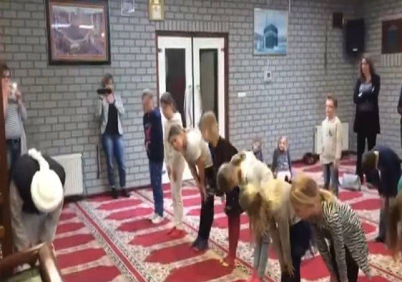 ہالینڈ کی مسجد میں مسلمان بچوں کو ایسا کام سکھانے کی ویڈ یو منظر عام پر آگئی کہ ملک میں ہنگامہ برپا ہو گیا