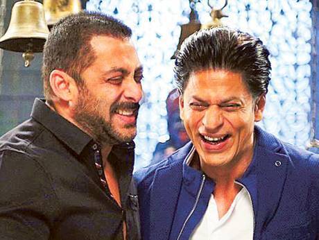 ممبئی میں ایوارڈ کی تقریب کے دوران شاہ رخ اور سلمان خان بے اختیار روپڑے