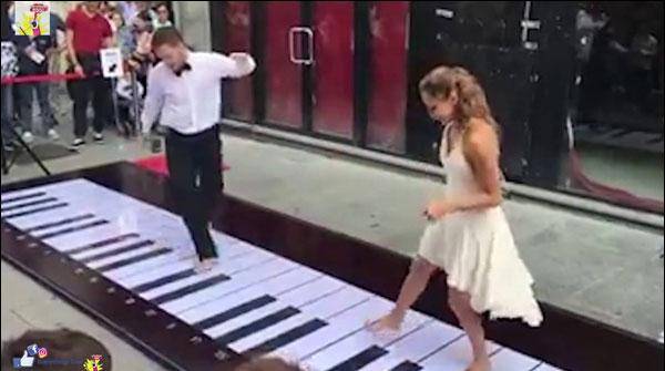 اطالوی جوڑے نے پیروں سے پیانو بجایا، سب حیران