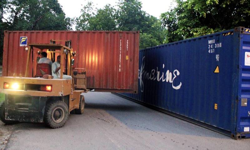 لاہور کی اہم شاہرائوں پر کنٹینرز کھڑے کرکے راستے بند کر دیئے گئے