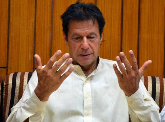 پانامہ کیس کی سماعت کے دوران عمران خان کے ہاتھ میں تسبیح 