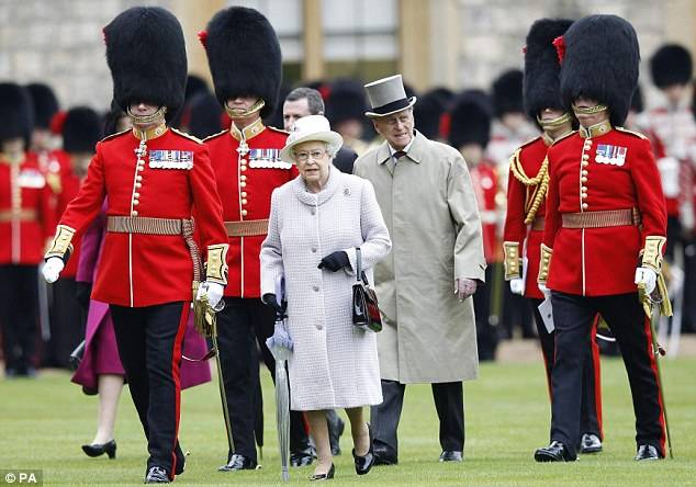  ملکہ برطانیہ اپنے ہی محافظ کی گولی سے بال بال بچ گئیں