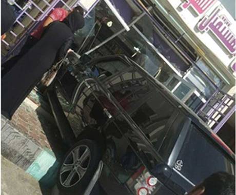 دبئی میں خاتون گاڑی لے کر دوکان سے جا ٹکرائی