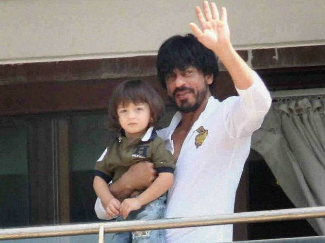 بالی ووڈ سٹار شاہ رخ خان نے اپنے بیٹے کو انوکھا تحفہ پیش کر دیا 