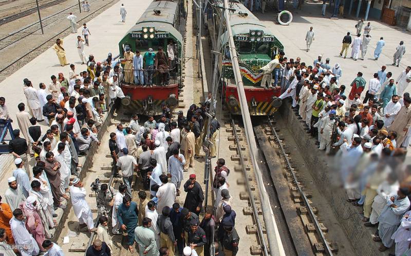 ملتان کے ٹرین ڈرائیورز نے ریٹائرمنٹ کی درخواستیں جمع کرا دیں