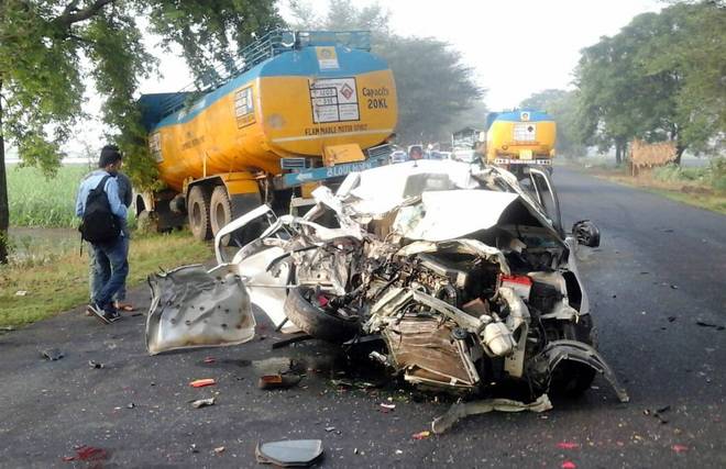 جہلم' مسافر وین اور کار میں تصادم ، 13 افراد جاں بحق ، 10 شدید زخمی