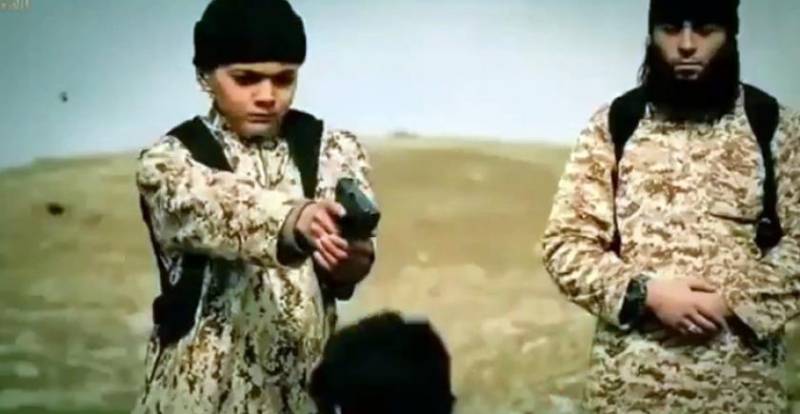 داعش کی کم سن بچوں کو انتہائی خطرناک تربیت کہ جان کر سب پریشانی میں مبتلا ہو جائیں۔۔!!!