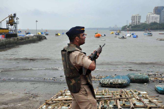 چھٹیاں نہ ملنے پر بھارتی سیکیورٹی اہلکار نے فائرنگ کرکے 4 افسران کو قتل کردیا 