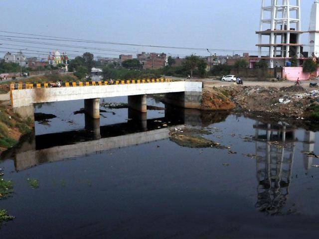 خاوند نے بیوی سے جھگڑ کر چھ ماہ کی بچی کو گندہ نالہ میں پھینک کر مارڈالا