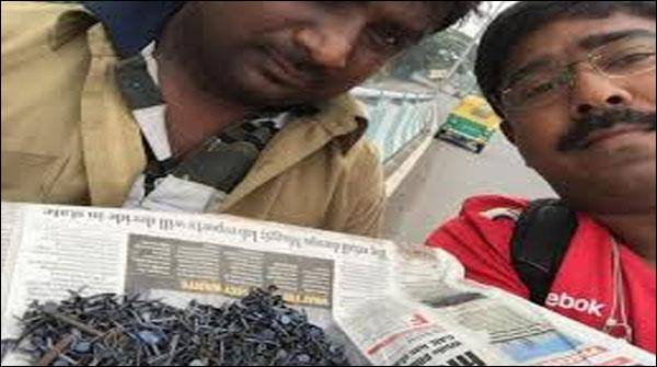 بھارتی شہری نے پنکچر مافیا کی جانب سے سڑک پرپھینکی 50 کلو کیلیں جمع کرلیں 