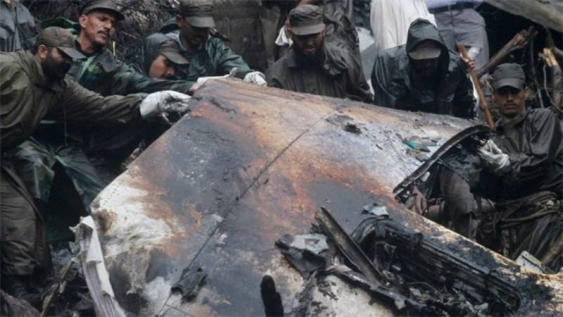 حویلیاں طیارہ حادثہ میں جاں بحق ہونے والے جہاز کے عملے کی قبر کشائی کا فیصلہ 