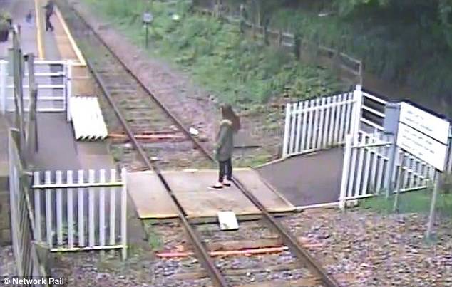  ٹرین کی پٹری پر سیلفی لیتے ہوئے دو نوجوان ہلاک