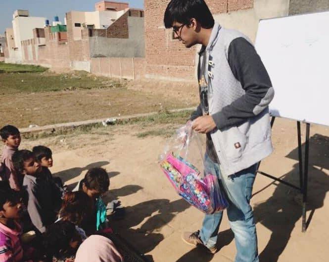 ایک ہمدرد پاکستانی نے فیصل آباد کی کچی آبادی میں غریب بچوں کے لیے سکول قائم کر دیا