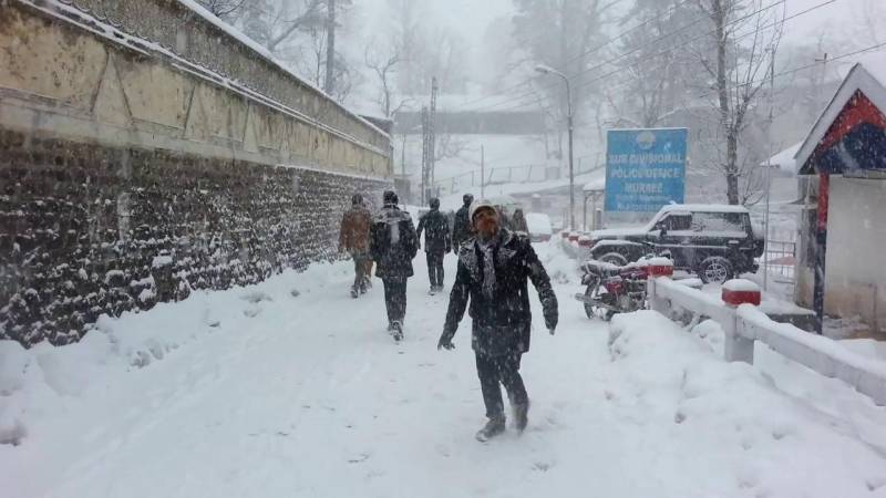 ملک کے مختلف شہروں میں بارش اور پہاڑی علاقوں میں شدید برفباری کا سلسلہ جاری 