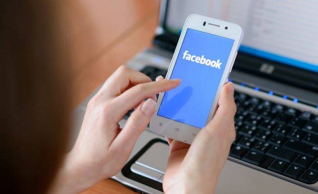 تنہائی کی شکار خواتین فیس بک کا زیادہ استعما ل کرتی ہیں