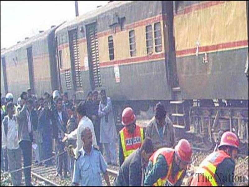 گوجرہ میں شالیمار ایکسپریس ا ور کار میں تصادم6افرادجان کی بازی ہار گئے
