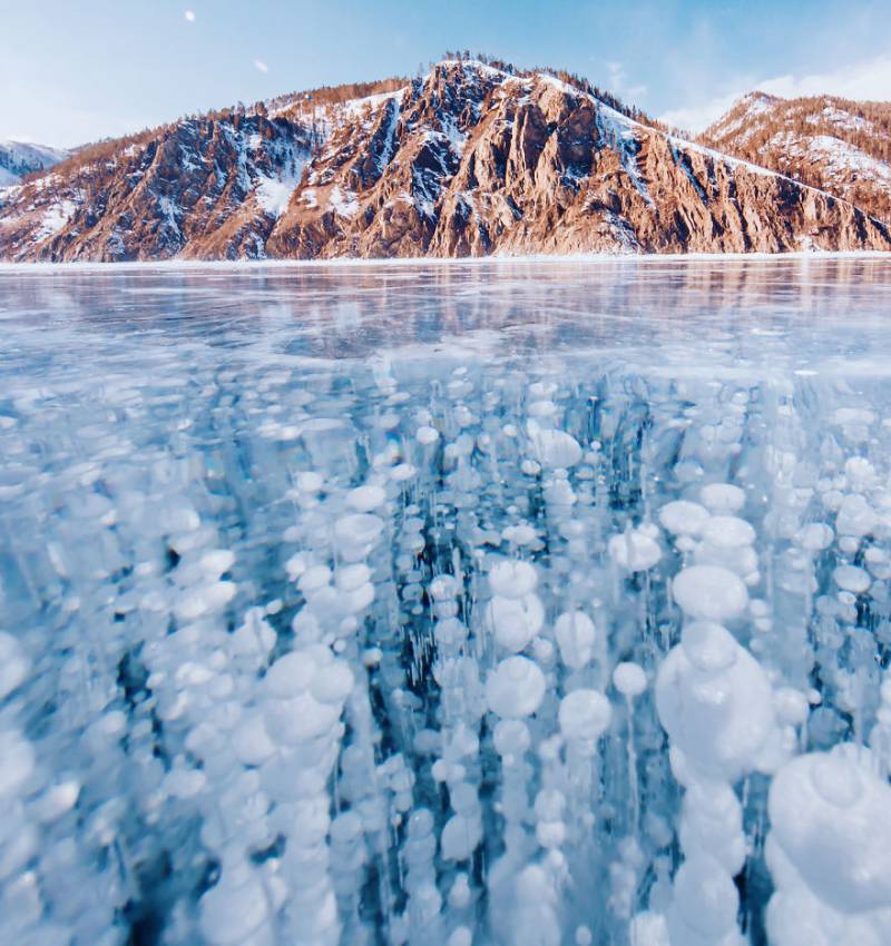 دنیا کی گہری ترین جھیل پر جمی شفاف برف کی تصاویر منظر عام پر آ گئیں۔۔!!