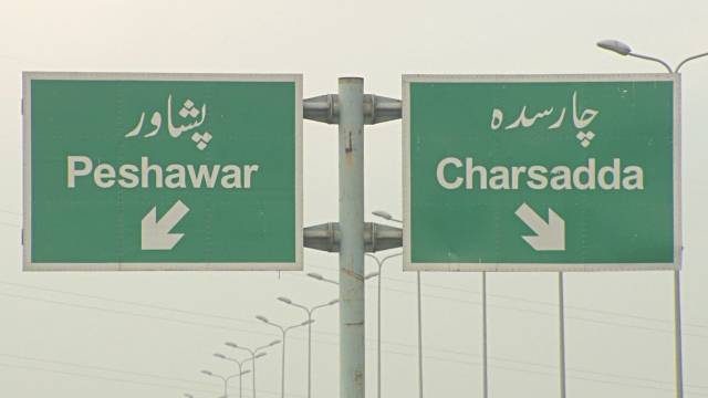 پشاور میں بارش کے بعد دھند ،ٹریفک نظام متاثر