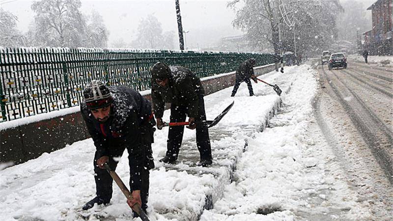 مقبوضہ کشمیر میں تو برف کے تودے بھی بھارتی فوجیوں کے دشمن ہو گئے ۔۔!!