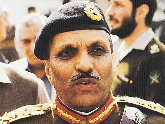 وہ لمحہ جب صدر جنرل ضیاءنے اپنے اوپر تنقید کرنے والے صحافی کی گاڑی کو دھکا لگایا