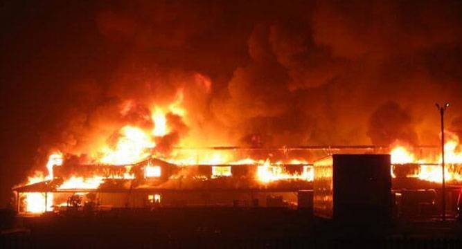 کشمیر کی وادی لیپہ میں خوفناک آگ سے 90دکانیں اور درجنوں گاڑیاں جل گئیں