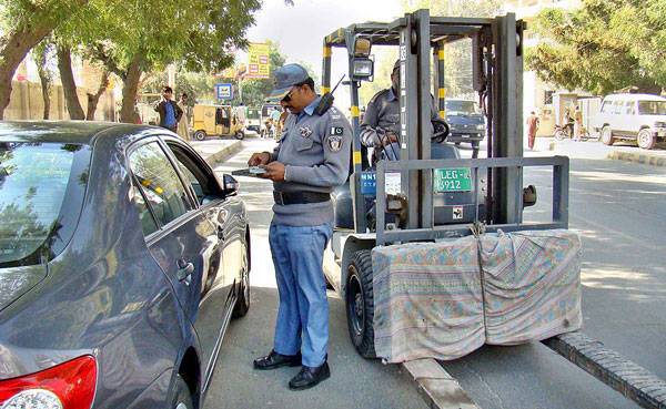 ٹریفک وارڈن کے د وران ڈیوٹی موبائل فون استعمال کرنے پرپابندی عائد 