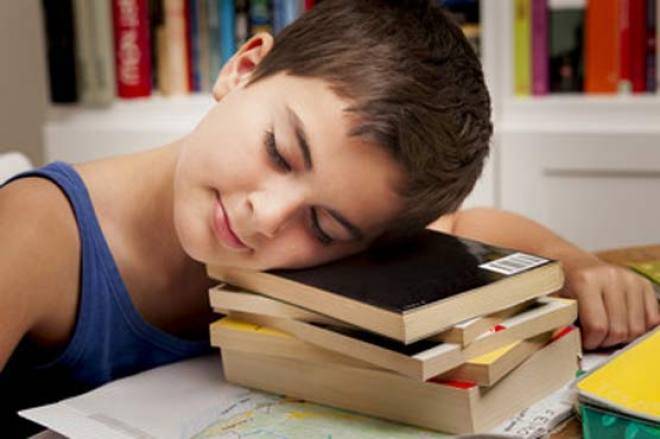 امتحان میں اچھے نمبروں کے لیے کتنی نیند ضروری ہے؟ 