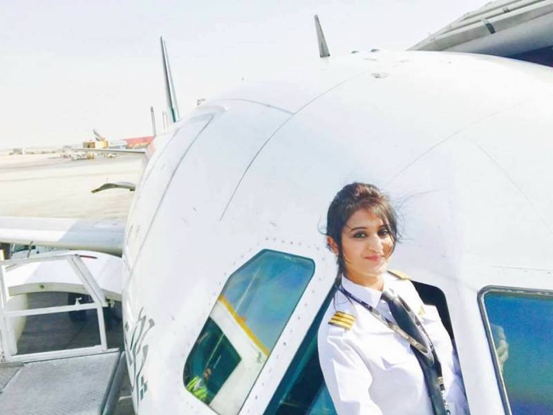  پی آئی اے کی خاتون پائلٹ کی سیلفیوں کی سوشل میڈیا پر دھوم