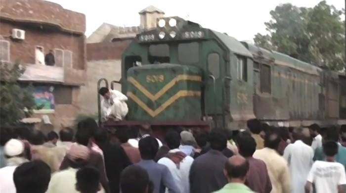 گوجرانوالہ میں لڑکا اور لڑکی نے چلتی ٹرین کے آگے چھلانگ لگا کر خودکشی کر لی 