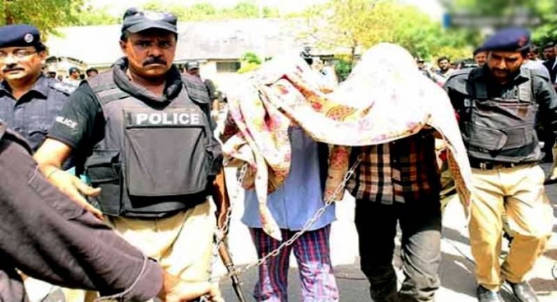 نوشکی میں ناکہ توڑنے پر لیویز نے غیرملکی شکاریوں کوپکڑ لیا