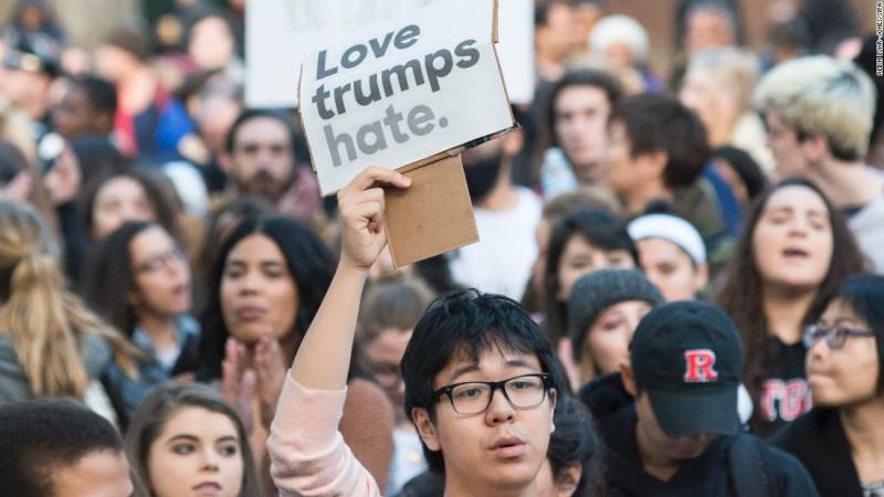 کیلیفورنیا یونیورسٹی میں ٹرمپ کے حامی نیوز ایڈیٹر کیخلاف احتجاج