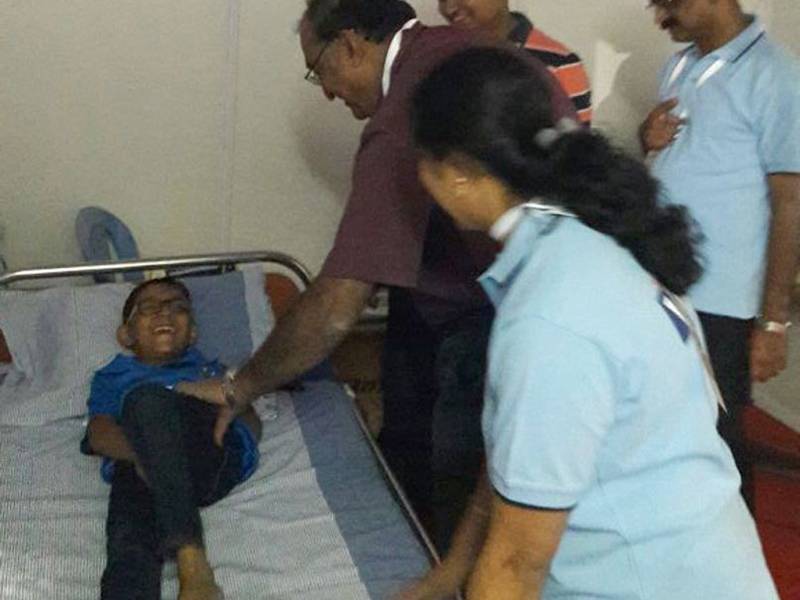 سریش رائنا کے زوردار چھکے نے6 سالہ پرستار کوہسپتال پہنچا دیا