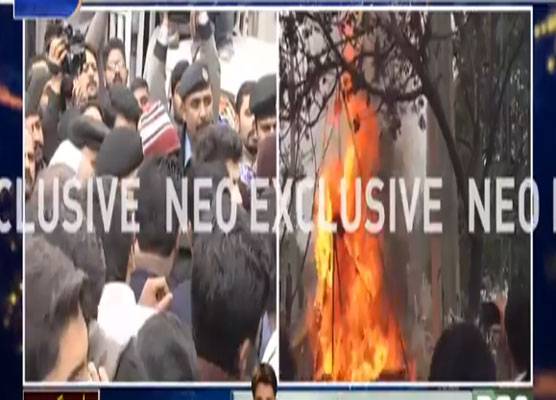  پولیس اہلکار کی فائرنگ سے نوجوان کی ہلاکت، ورثا کا لاش سڑک پر رکھ کر احتجاج