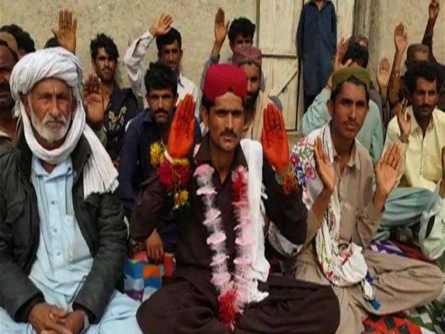 گھوٹکی میں دولہا نے دلہن کیلئے دھرنا دیدیا