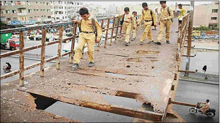 کراچی کا پل جو موت کے کنویں کی شکل اختیار کر گیاہے