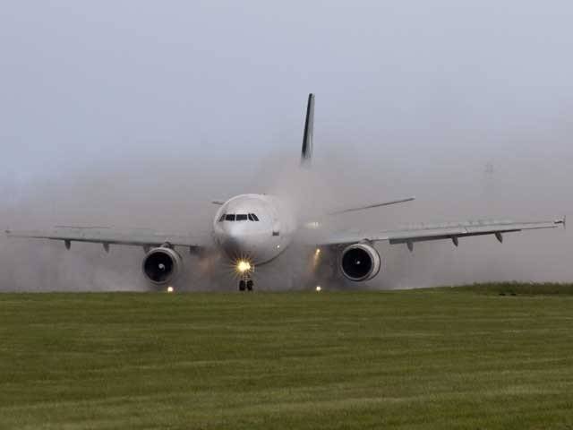 بینظیرانٹر نیشنل ایر پورٹ کے رن وے پر نجی ایئر لائن کا مسافر طیارہ پھسل کر گاڑی سے ٹکرا گیا تاہم مسافر محفوظ رہے