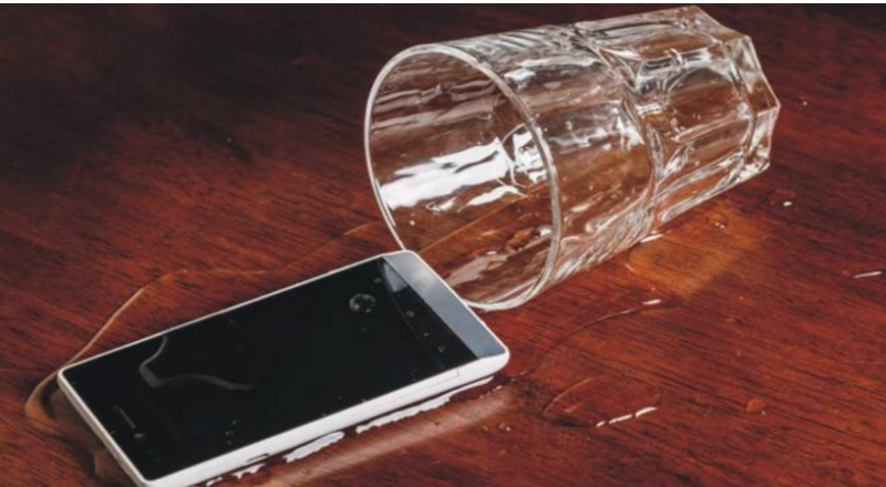 موبائل فون پر پانی گر جائے تو کیا کر نا چاہیئے ،ماہرین کی رائے جانیئے 