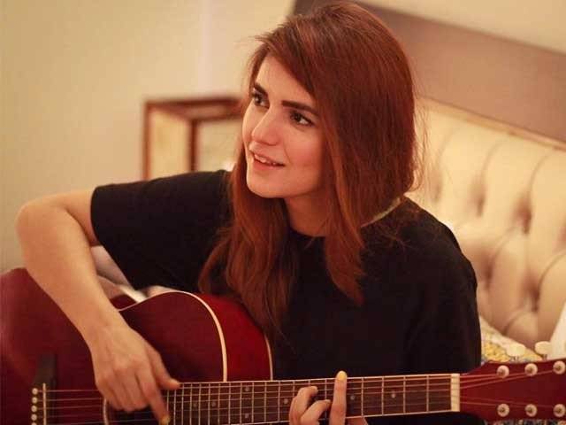 مومنہ مستحسن کو شدید تنقید کا سامنا