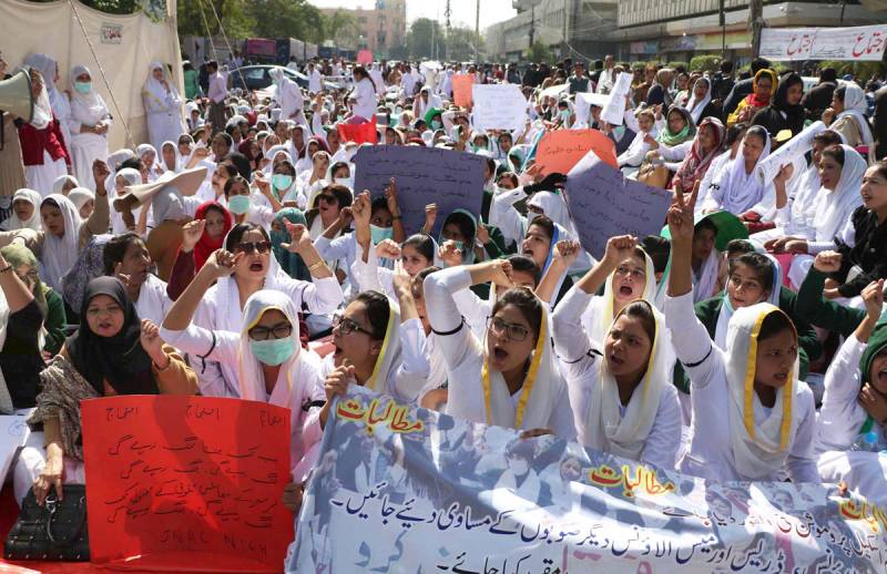 کراچی پریس کلب کے باہر نرسوں کا احتجاج دوسرے روز بھی جاری
