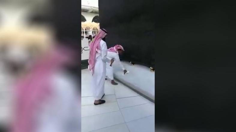 پٹرول چھڑکنے کے واقعے کے بعد بیت اللہ کے متاثرہ حصے کی صفائی کردی گئی