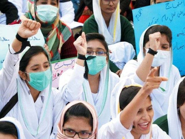 کراچی: نرسوں کا دھرنا تیسرے روز بھی جاری