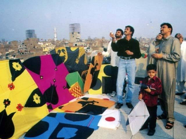 فیصل آباد میں پتنگ بازی ، پابندی کو منچلوں نے ہوا میں اڑادیا