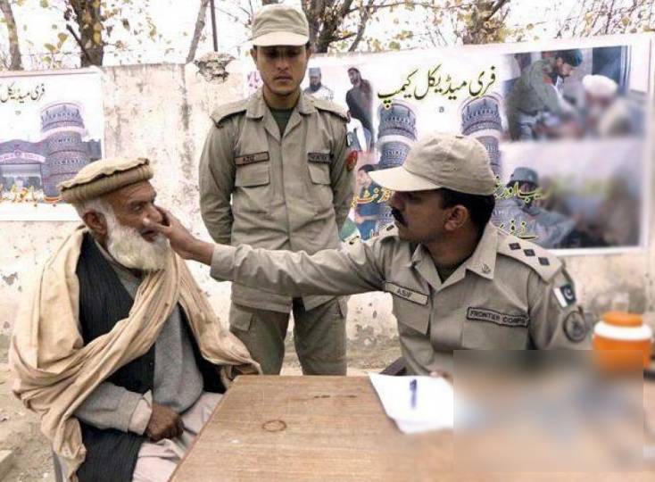 دیر بالا : پاک آرمی کاچترالی مسافروں کیلے فری میڈیکل کیمپ،سینکڑوں مریضوں کا معائنہ کیا