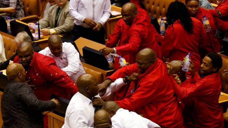 جنوبی افریقا کی پارلیمنٹ اکھاڑا بن گئی، مکے اور لاتیں چل گئیں