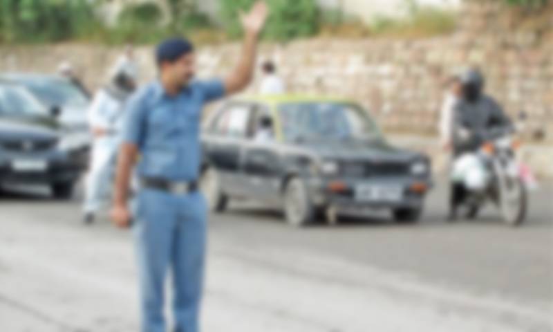 فیصل آباد: ڈمپر ڈارئیور نے ٹریفک وارڈن کو کچل دیا،رکنے کا اشارہ کیا تھا